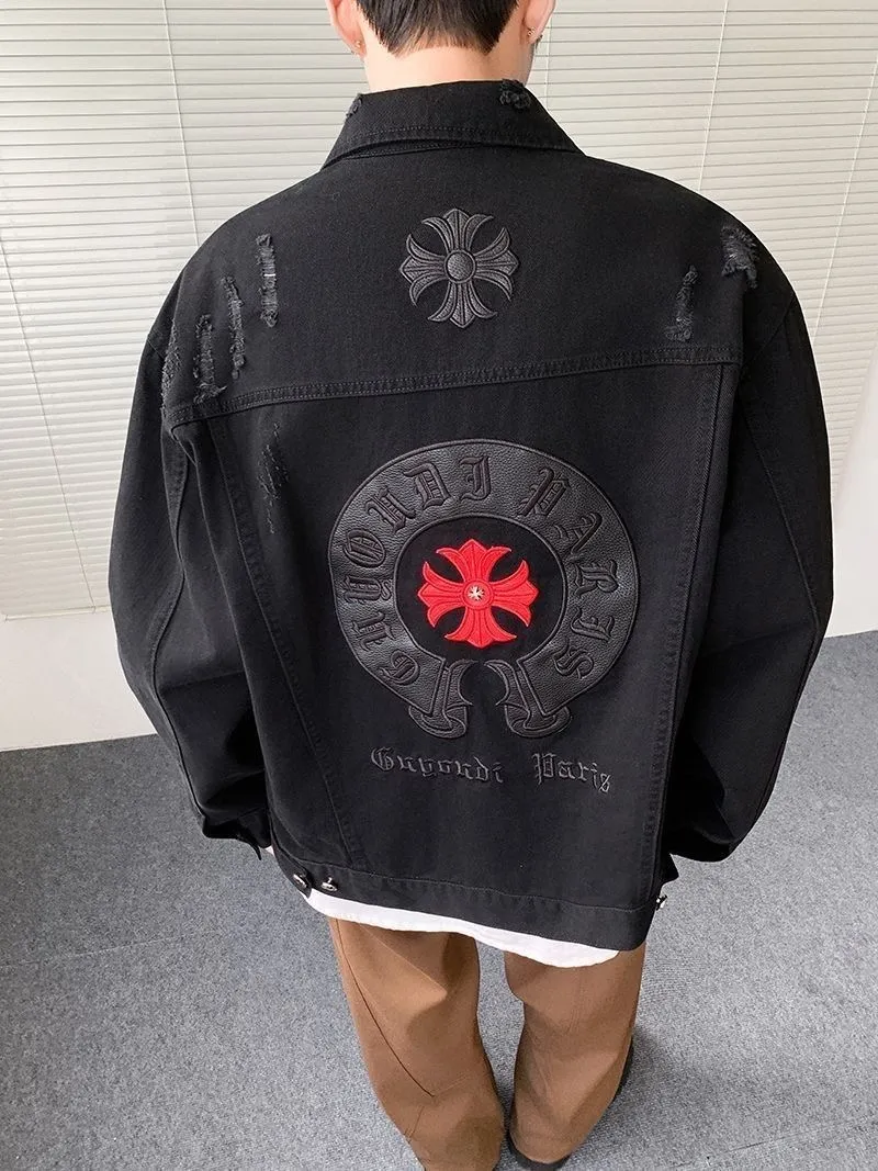 P270 💰 Chrome Hearts Chrome Hearts Cross-Patch Leather Embroidered Shirt Denim Jacket OS version can be worn by both men and women! The fabric is made of twill gauze cotton fabric! The texture is clear and smooth, not easy to wrinkle or fade! The embroidery process is complex and repetitive. There are more than 20 leather labels. It takes 6 repeated embroidery steps to complete the back body. The requirements for the embroidery machine are very strict, and the distance is 45 cm! It won’t work if the spacing is too big, and it won’t work if it’s too small! We make clothes with care, and every detail must be restored one to one! The hardware is all carved and cast, and they are all genuine from the original factory! This piece of clothing consumes a lot of material, with more than 3 meters of material used for one piece of clothing! After the garment is made, it needs to be fixed at high temperature, washed at a water temperature of more than 70 degrees, and softened by adding softener to make the upper body softer and smoother! There is a flap on the sleeve that can be stored into short sleeves! Make it fit that understanding Color: Black White Size: S-M-L-XL